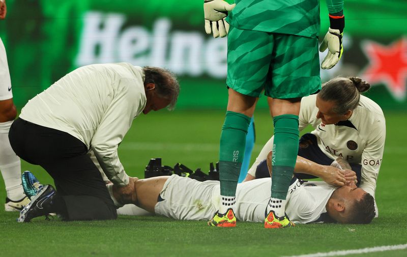 &copy; Reuters. 　サッカーのフランス１部ＰＳＧに所属するフランス代表ＤＦリュカ・エルナンデス（中央、白のユニホーム）が左膝の前十字靱帯を断裂し、手術を受けることが分かった。ドイツのドルト