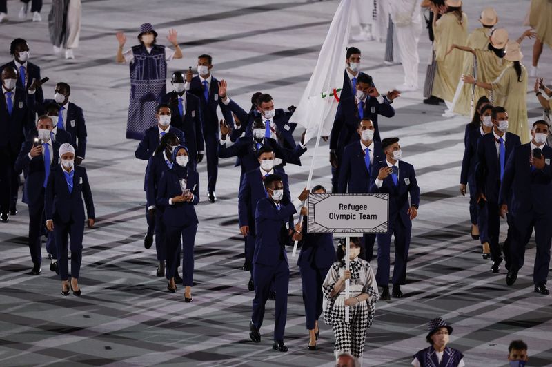 &copy; Reuters. 　ＩＯＣは２日、今夏のパリ五輪で１２の競技に出場する１１カ国、３６人のアスリートによる難民選手団が結成されることを発表した。写真は東京五輪に参加した難民選手団。東京で２０