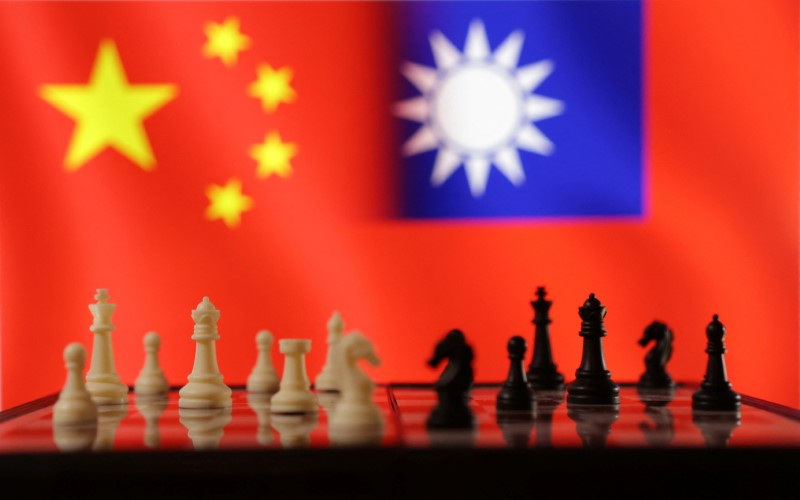 © Reuters. FILE PHOTO: Chess pieces are seen in front of displayed Chinese and Taiwanese flags in this illustration taken, April 11, 2023. REUTERS/Dado Ruvic/Illustration/File Photo