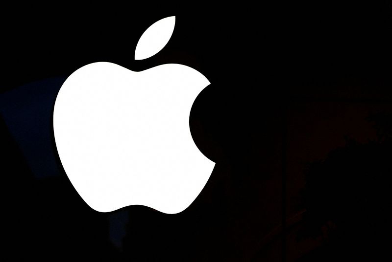 &copy; Reuters. Photo d'archives du le logo d'Apple dans un magasin d'Apple à Paris, en France. /Photo prise le 6 mars 2024/REUTERS/Gonzalo Fuentes