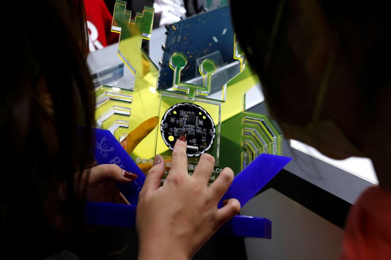 &copy; Reuters. A guide introduces a chip to students on tour at the Science park exploration museum in Hsinchu, Taiwan, February 6, 2023. REUTERS/Ann Wang/File photo