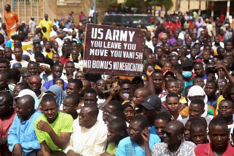 &copy; Reuters. FOTO DE ARCHIVO: Nigerinos protestando contra la presencia militar estadounidense, en Niamey, Níger. 13 de abril 2024. REUTERS/Mahamadou Hamidou