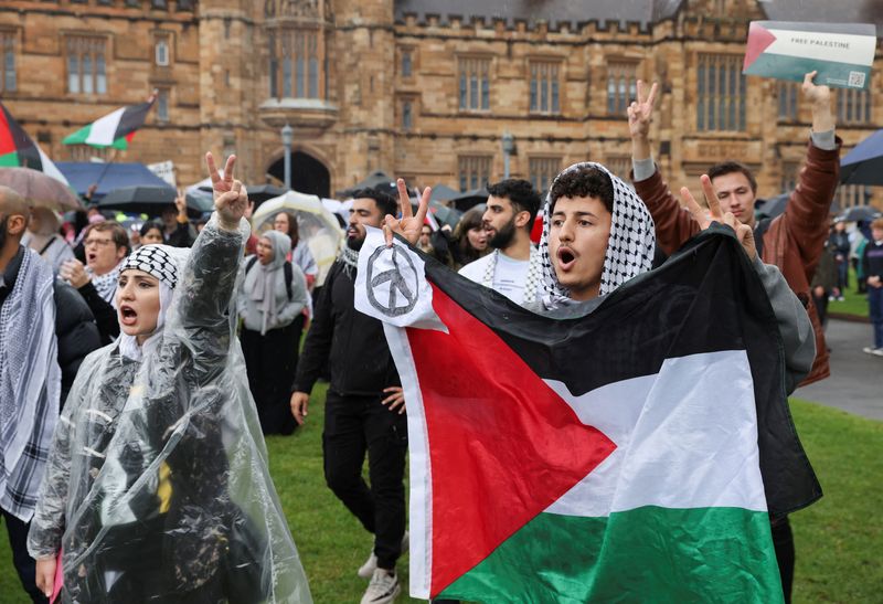 &copy; Reuters. Protesters supporting Palestinians in Gaza react during a rally at The University of Sydney, amid the ongoing conflict between Israel and the Palestinian Islamist group Hamas, in Sydney, Australia May 3, 2024. REUTERS/Lewis Jackson