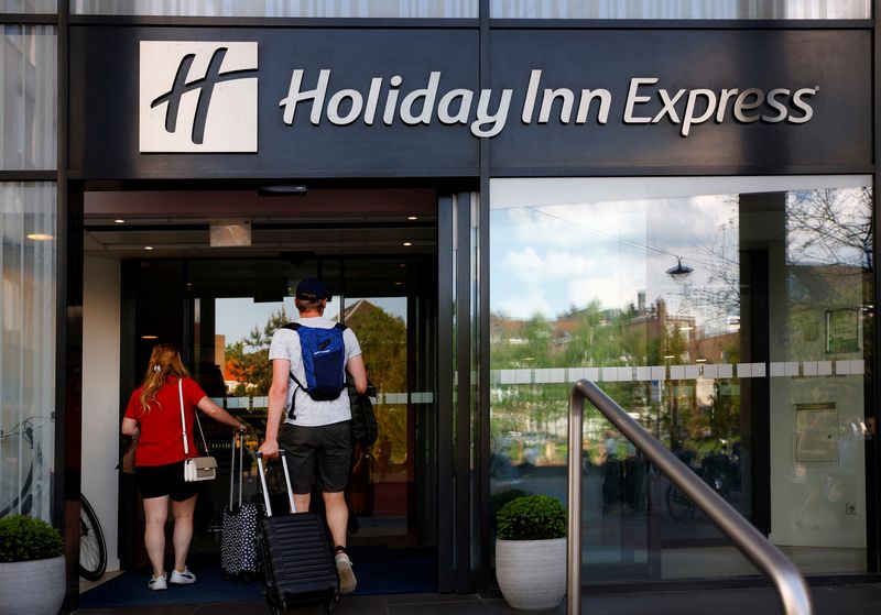 &copy; Reuters. People enter the Holiday Inn Express hotel in Arnhem, Netherlands May 2, 2024. REUTERS/Piroschka van de Wouw