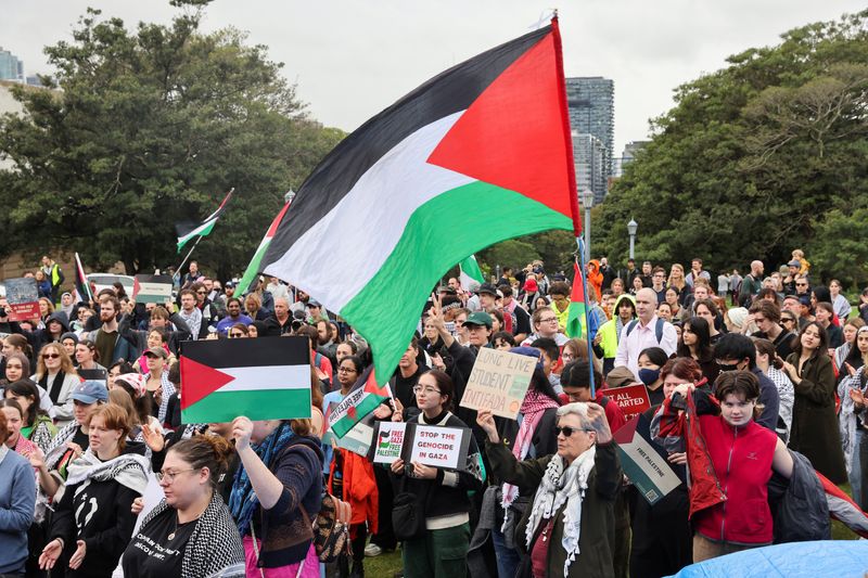 © Reuters. Members of the Palestine Action Group gather ahead of a rally, amid the ongoing conflict between Israel and the Palestinian Islamist group Hamas, in Sydney, Australia May 3, 2024. REUTERS/Alasdair Pal
