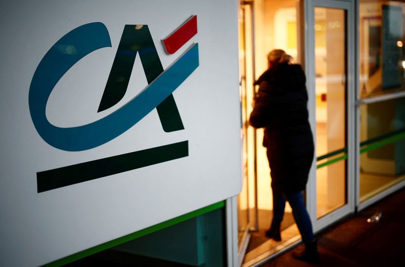 &copy; Reuters. Una donna passa davanti al logo di Credit Agricole mentre entra in un ufficio della banca a Reze, vicino a Nantes, Francia, 8 febbraio 2024.   REUTERS/Stephane Mahe/File Photo