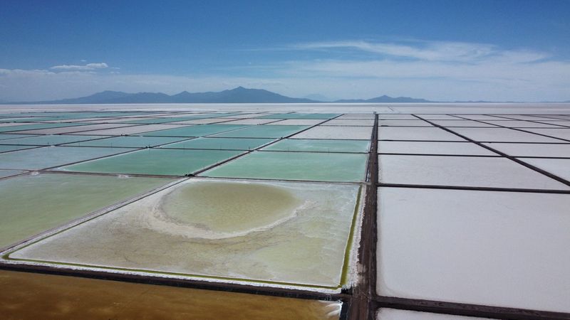 &copy; Reuters. FOTO DE ARCHIVO. Imagen referencial de piscinas de evaporación para la extracción de litio como parte de la Planta Industrial de Carbonato de Litio, en el Salar de Uyuni, en Potosí, Bolivia. 15 de diciembre de 2023. REUTERS/Claudia Morales
