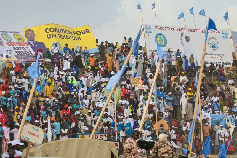&copy; Reuters. FILE PHOTO: Supporters of Chadian interim President Mahamat Idriss Deby attend his presidential campaign rally ahead of the May elections in Moundou, Chad April 25, 2024. REUTERS/ Gilles Chris Namia Rimbarne/File Photo