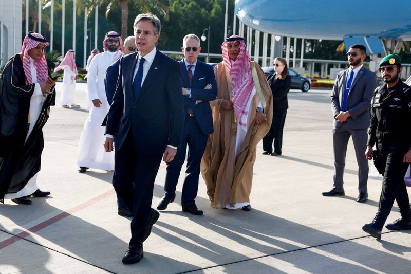 &copy; Reuters. 　バイデン米政権とサウジアラビアが安全保障や民生用原子力に関する協定で合意に近づいていることが、事情に詳しい複数の関係者の話で分かった。写真はジッダに到着したブリンケン米