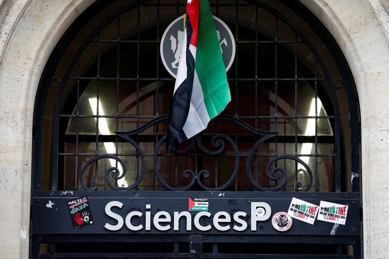 &copy; Reuters. مدخل مبنى استولى عليه شبان ملثمون لجامعة سيانس بو للتعبير عن دعمهم للفلسطينيين في باريس يوم 26 أبريل نيسان 2024. تصوير: بينوا تيسييه - رويترز