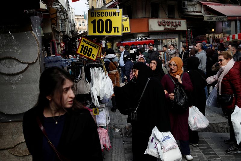 &copy; Reuters. FOTO DE ARCHIVO. La gente pasea en un distrito comercial en Estambul, Turquía. 7 de marzo de 2024. REUTERS/Dilara Senkaya