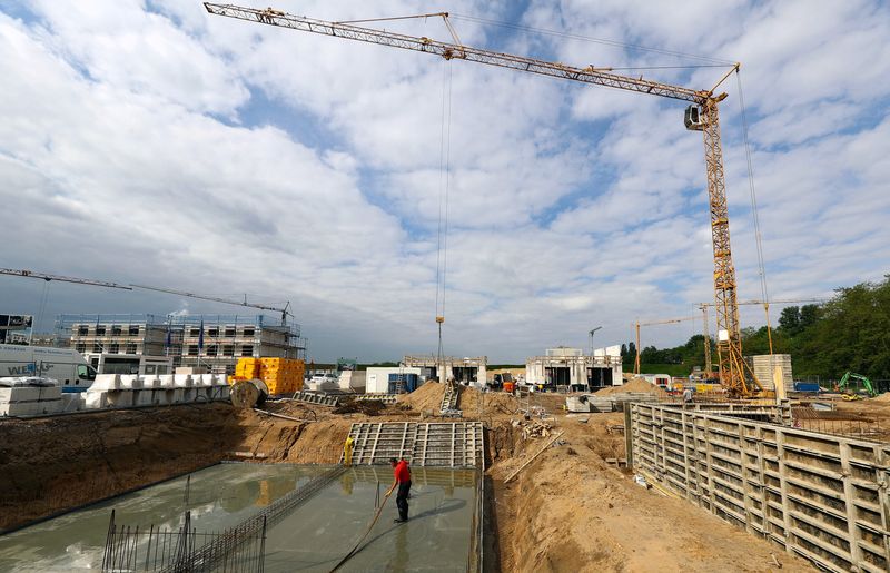 &copy; Reuters. FILE PHOTO: Workers are seen on a construction site for family homes in Hanau near Frankfurt, Germany, May 22, 2017.  REUTERS/Kai Pfaffenbach/File Photo