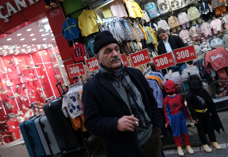 &copy; Reuters. رجل يقف أمام متجر في منطقة تسوق شهيرة بإسطنبول يوم الرابع من مارس آذار 2024. تصوير: مراد سيزار - رويترز