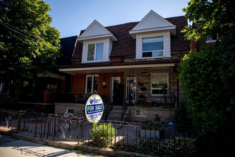 &copy; Reuters. FILE PHOTO: For sale sign is displayed outside a home in Toronto, Ontario, Canada June 15, 2021. REUTERS/Carlos Osorio/File Photo