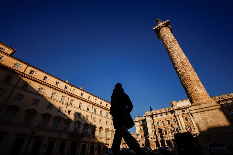 &copy; Reuters. L'ufficio del presidente del Consiglio dei ministri italiano a Palazzo Chigi, Roma, Italia, 8 gennaio 2021. REUTERS/Guglielmo Mangiapane