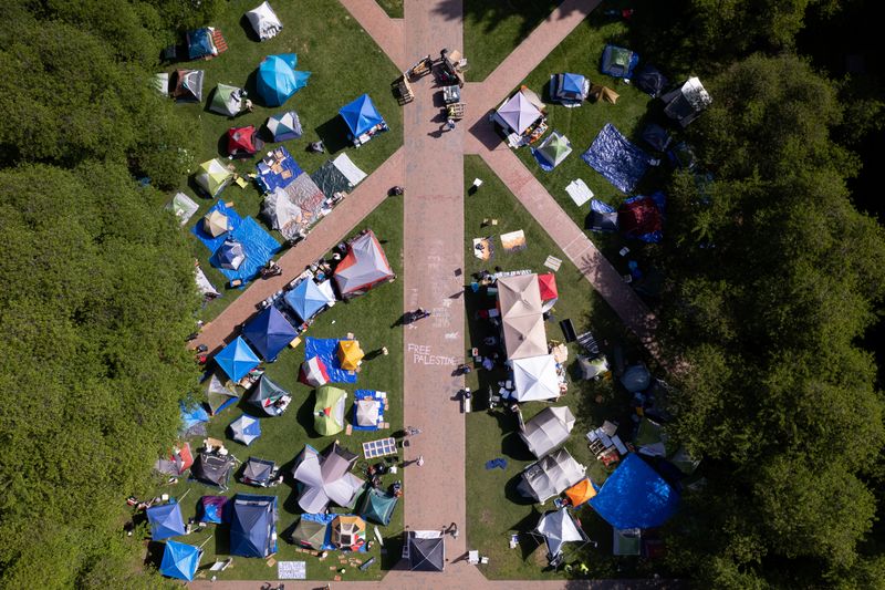 © Reuters. A drone view shows demonstrators at a protest encampment in support of Palestinians, during the ongoing conflict between Israel and the Palestinian Islamist group Hamas, at the University of Washington in Seattle, Washington, U.S., May 2, 2024. REUTERS/Matt Mills McKnight