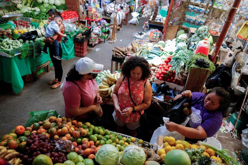 &copy; Reuters. FOTO DE ARCHIVO: Mujeres comprando verduras en el mercado municipal de Berlín, El Salvador. 24 de enero de 2024. REUTERS/Jose Cabezas