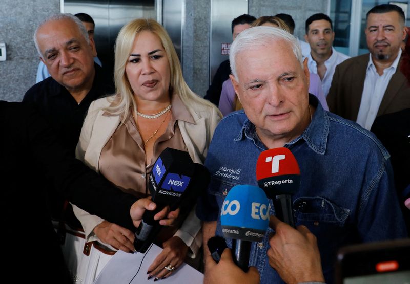 &copy; Reuters. FILE PHOTO: Panama's former President Ricardo Martinelli addresses the media, accompanied by his lawyer Shirley Castaneda, after filing a complaint with the General Secretariat of the National Assembly to investigate Panamanian President Laurentino Cortiz