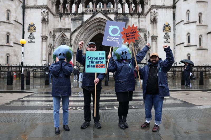 © Reuters. Environmental campaigners hold placards outside the High Court in London, Britain May 3, 2024. London's High Court has ruled that Britain's latest climate action plan is unlawful, in a legal challenge brought by Friends of the Earth, ClientEarth and the Good Law Project over Britain's new climate action plan. REUTERS/Hollie Adams