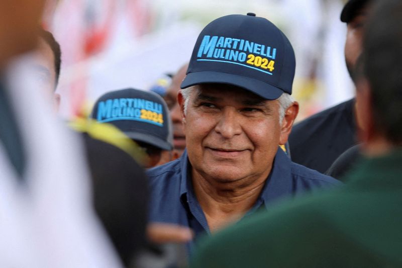 © Reuters. FILE PHOTO: Presidential candidate Jose Raul Mulino arrives at a campaign rally, in Panama City, Panama, April 10, 2024. REUTERS/Aris Martinez/File Photo