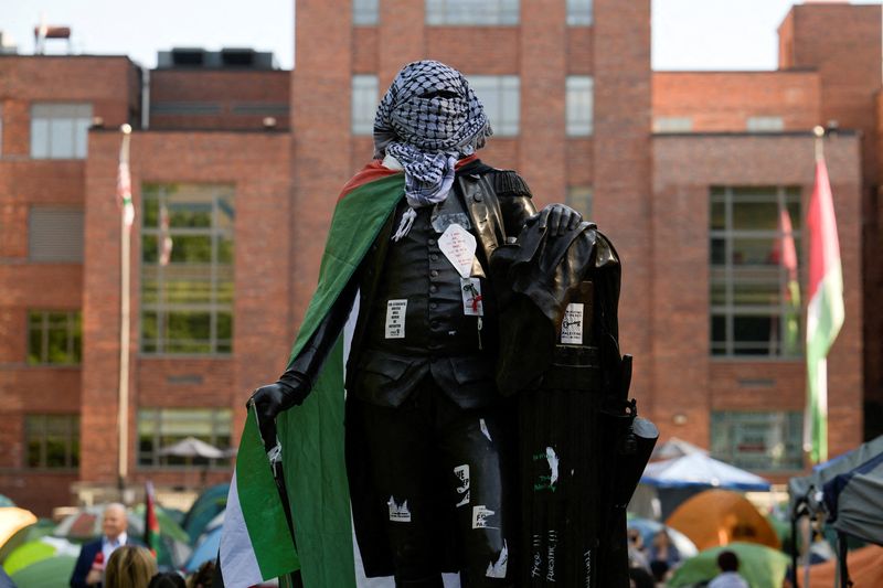 &copy; Reuters. FOTO DE ARCHIVO. Una estatua de George Washington atada con una bandera palestina y un keffiyeh dentro de un campamento pro-palestino es fotografiada en la Universidad George Washington en Washington DC, Estados Unidos. 2 de mayo de 2024. REUTERS/Craig Hu