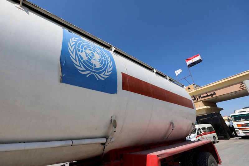 &copy; Reuters. Un camion de l'ONU traverse la frontière entre l'Égypte et Gaza. /Photo prise le 23 mars 2024/REUTERS/Mohamed Abd El Ghany