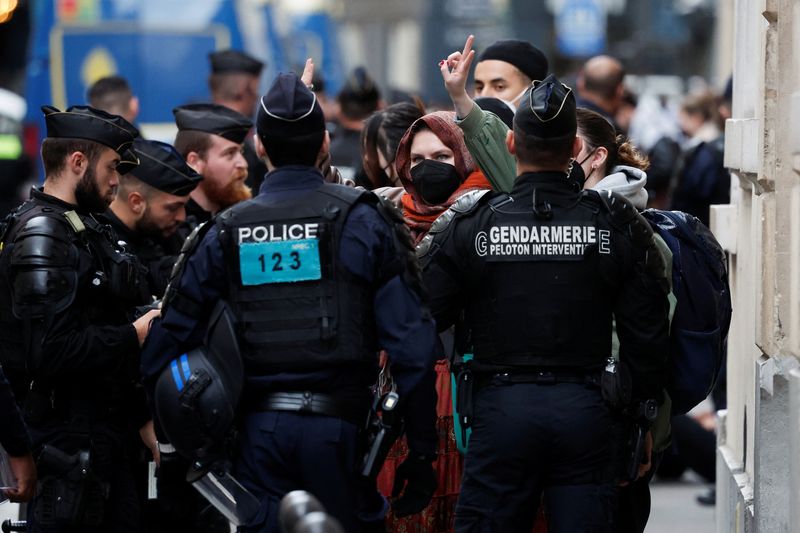© Reuters. قوات من الشرطة ترافق متظاهرين مؤيدين للفلسطينيين في قطاع غزة أثناء فض اعتصام بجامعة سيانس بو في باريس في الثالث من مايو أيار 2024. تصوير: بنوا تيسييه - رويترز