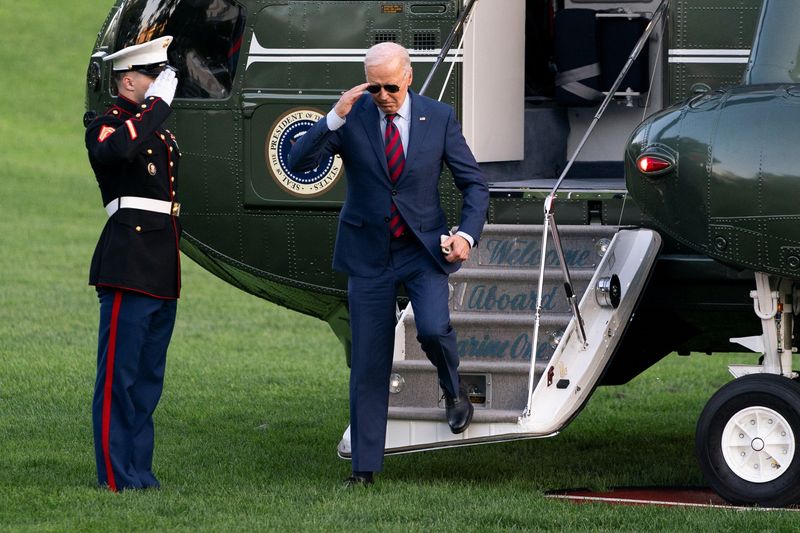 &copy; Reuters. FILE PHOTO: U.S. President Joe Biden steps off Marine One on the South Lawn of the White House, in Washington, U.S., May 2, 2024. REUTERS/Nathan Howard/File Photo