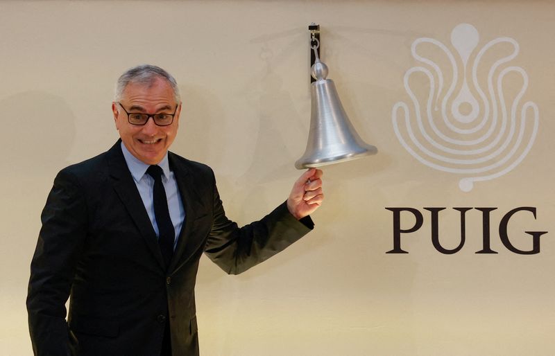 &copy; Reuters. Marc Puig, Président-directeur général de Puig sonne la cloche le jour d'une cérémonie d'introduction en Bourse à Barcelone. /Photo prise le 3 mai 2024/REUTERS/Albert Gea/File Photo