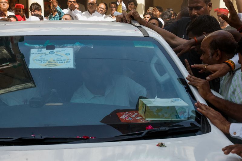 &copy; Reuters. Rahul Gandhi em meio a apoiadores em Raebareli
 3/5/2024   REUTERS/Francis Mascarenhas