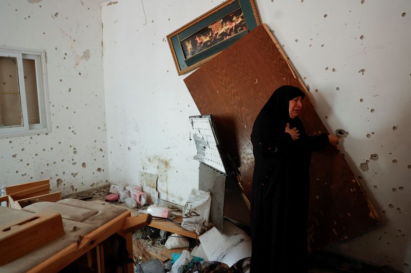&copy; Reuters. FILE PHOTO: A Palestinian woman reacts to the damages following an Israeli raid at Nur Shams camp, in Tulkarm, in the Israeli-occupied West Bank, April 21, 2024. REUTERS/Raneen Sawafta/File Photo