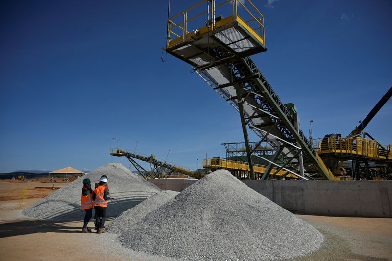 &copy; Reuters. FOTO DE ARCHIVO: Trabajadores de Sigma Lithium Corp son vistos en la mina Grota do Cirilo en Itinga, en el estado de Minas Gerais, Brasil. 18 de abril 2023. REUTERS/Washington Alves/Archivo