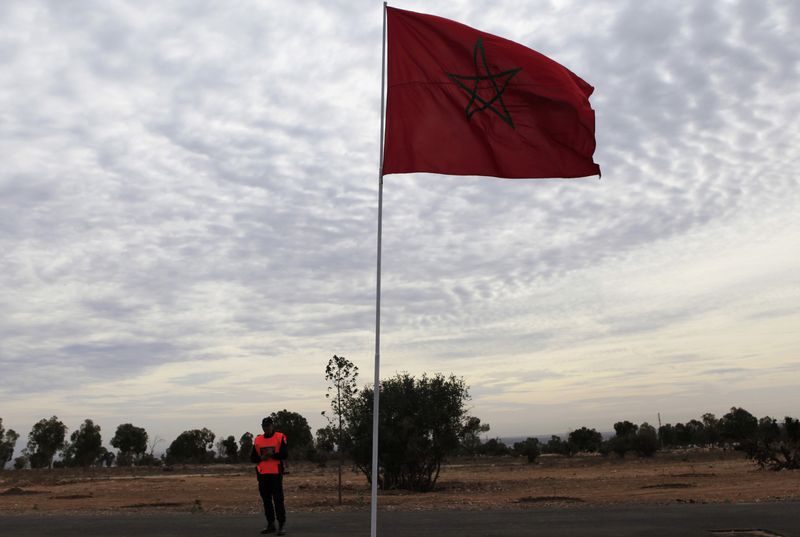 © Reuters. العلم المغربي يرفرف بصورة من أرشيف رويترز.