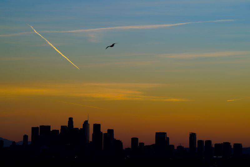 &copy; Reuters. FILE PHOTO: Los Angeles skyline at sunrise from Beverly Hills in Los Angeles, California, U.S., December 10, 2023. REUTERS/Elizabeth Frantz/File Photo