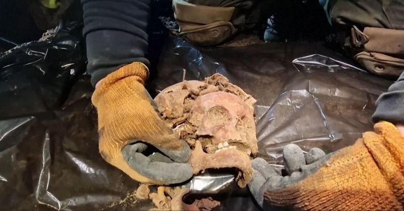 &copy; Reuters. Esqueleto humano encontrado em "Toca do Lobo" de Hitler, no nordeste do atual território da Polônia
Captura de tela de vídeo
Cortesia de Piotrek Fundacja Latebra via YouTube
