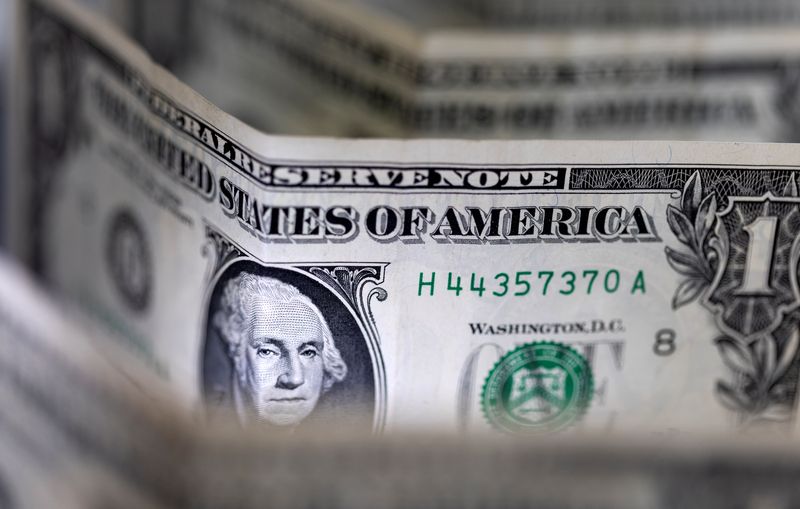 © Reuters. أوراق نقدية من فئة واحد دولار أمريكي في صورة توضيحية من أرشيف رويترز.
