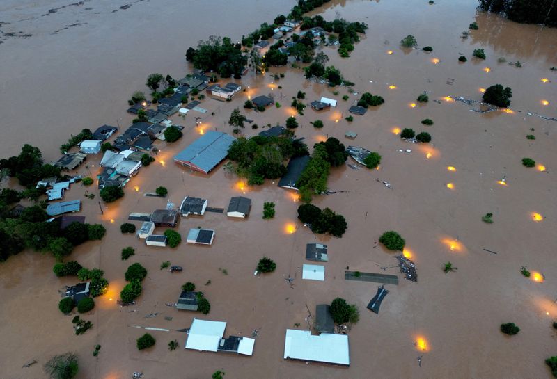 &copy; Reuters. FILE PHOTO: A drone view shows houses in the flooded area next to the Taquari River during heavy rains in the city of Encantado in Rio Grande do Sul, Brazil, May 1, 2024. REUTERS/Diego Vara/File Photo