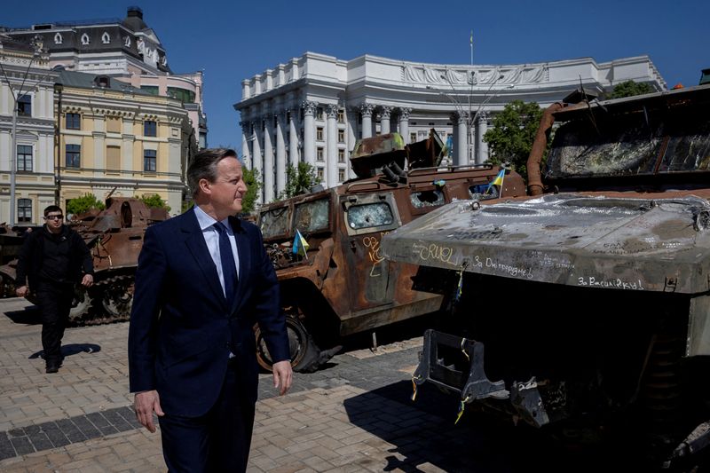 &copy; Reuters. FILE PHOTO: Britain's Foreign Secretary David Cameron walks past a display of destroyed Russian military vehicles in Saint Michael's Square, amid Russia's attack on Ukraine, in Kyiv, Ukraine, May 2, 2024. REUTERS/Thomas Peter/Pool/File Photo