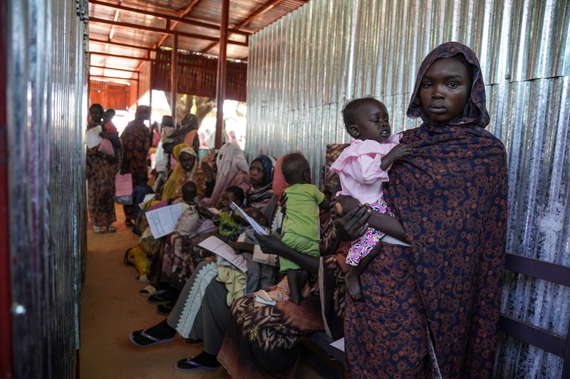 &copy; Reuters. امرأة سودانية تحمل طفلها داخل مخيم زمزم للنازحين القريب من مدينة الفاشر عاصمة ولاية شمال دارفور بالسودان في صورة التقطت في شهر يناير كانون 