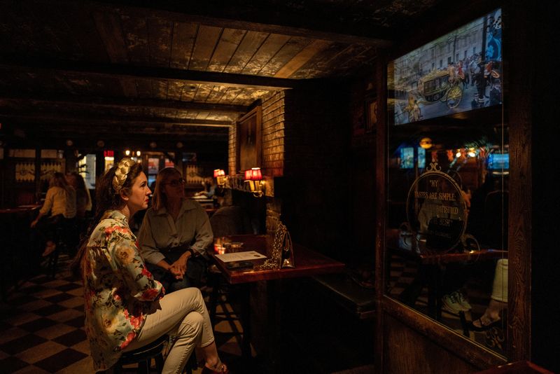 &copy; Reuters. Des gens sont assis dans un bar à New York, États-Unis /Photo prise le 6 mai 2023/ REUTERS/David 'Dee' Delgado