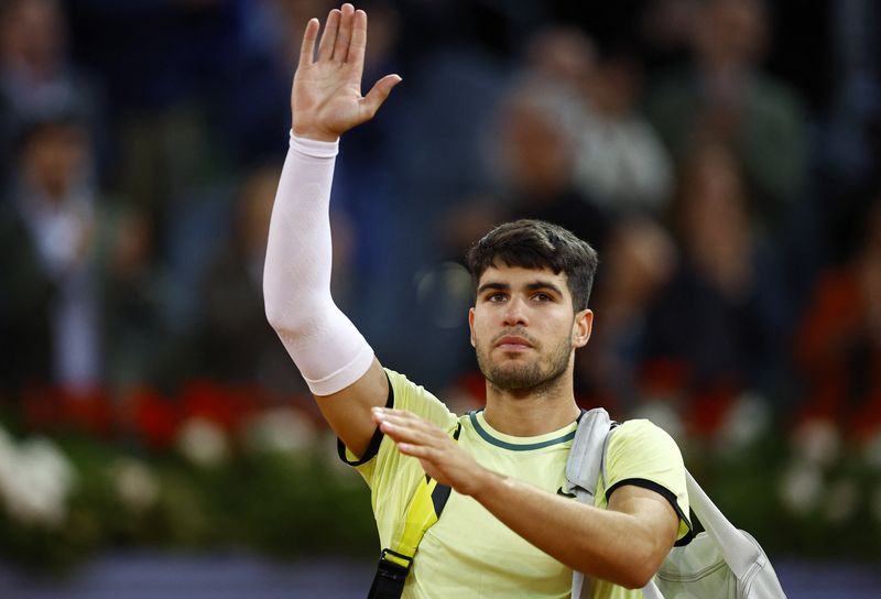 &copy; Reuters. FOTO DE ARCHIVO. El tenista español Carlos Alcaraz se despide de los espectadores tras su partido ante el ruso Andrey Rublev en el Abierto de Madrid, en el Parque Manzanares, Madrid, España - Mayo 1, 2024  REUTERS/Susana Vera