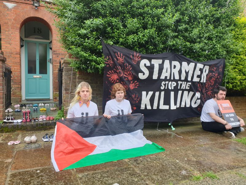 &copy; Reuters. FILE PHOTO: Youth Demand activists sit in front of Britain's Labour leader Keir Starmer's house, demanding that Britain stop selling weapons to Israel amid high Palestinian child casualty rates in the Gaza conflict with Hamas militants, in London, Britain
