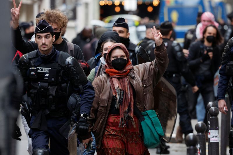 © Reuters. Manifestantes que apoyan a los palestinos en Gaza son escoltados por fuerzas policiales durante la evacuación de la Universidad Sciences Po, en París, Francia. 3 de mayo de 2024. REUTERS/Benoit Tessier