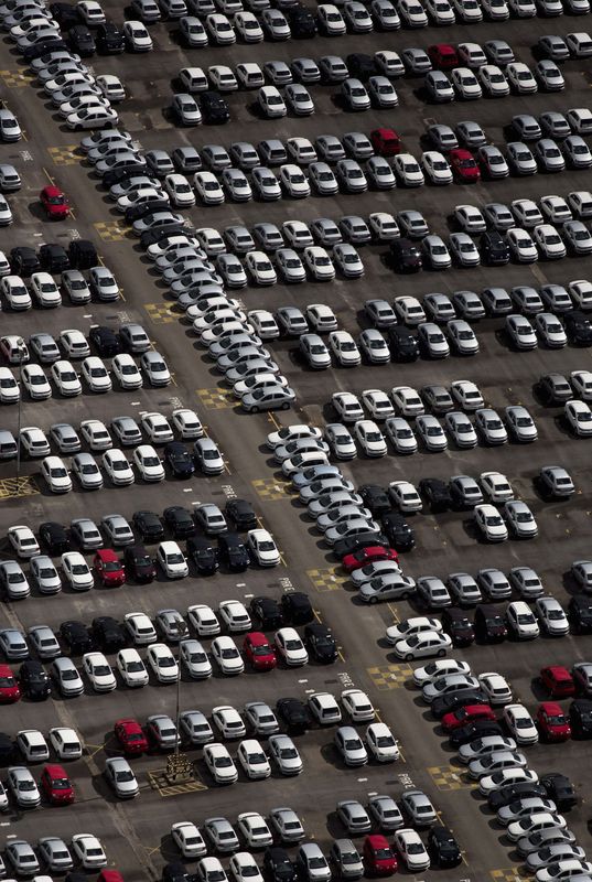 © Reuters. Vista aérea de veículos novos estacionados em espaço da fábrica da Volkswagen em São José dos Campos, São Paulo, Brasil
07/01/2015 
REUTERS/Roosevelt Cassio