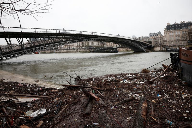 &copy; Reuters. FOTO DE ARCHIVO: Escombros y residuos aparecen en el río Sena cuando el nivel del río ha superado la marca de 4 metros en París, Francia. 11 de marzo de 2024. REUTERS/Benoit Tessier/Archivo