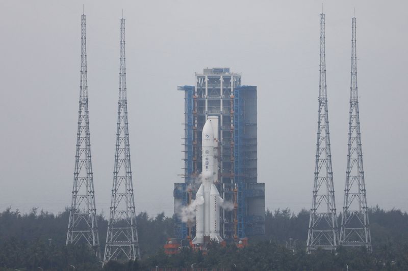 &copy; Reuters. La sonda lunar Chang'e 6 y el cohete portador Long March-5 Y8 en la plataforma de lanzamiento del Centro de Lanzamiento Espacial de Wenchang, en la provincia china de Hainan, China. 3 de mayo de 2024. REUTERS/Eduardo Baptista