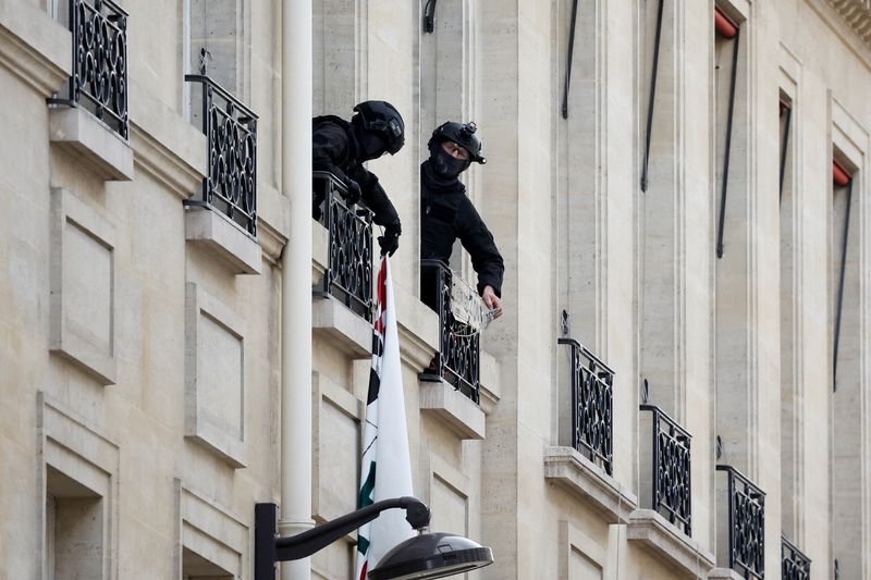 &copy; Reuters. Policiais removem faixa durante retirada de manifestantes contrários a Israel de universidade em Paris, na França
03/05/2024
REUTERS/Benoit Tessier