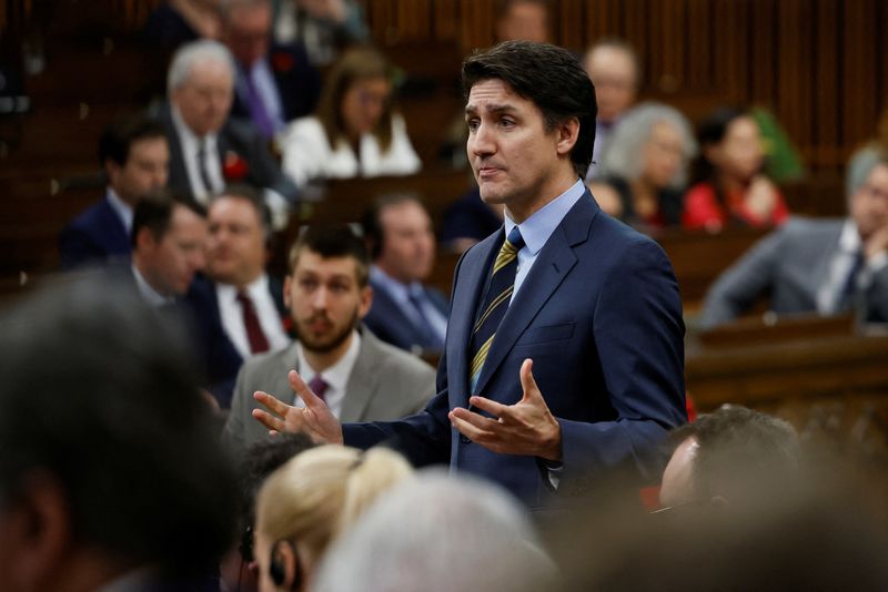 © Reuters. FILE PHOTO: Canada's Prime Minister Justin Trudeau speaks as Parliament's Question Period resumes, a day after Canada's Conservative Party of Canada leader Pierre Poilievre was ejected from the House of Commons, after he called Prime Minister Justin Trudeau 