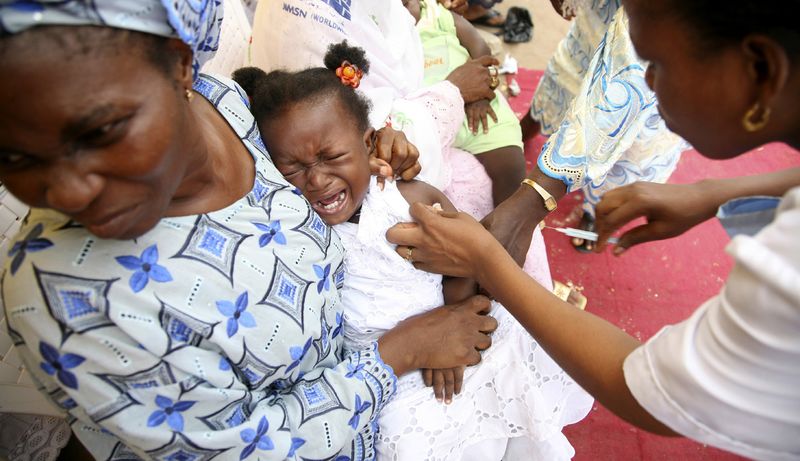 &copy; Reuters. طفلة تبكي أثناء تلقيها لقاح الحصبة بنيجيريا في صورة من أرشيف رويترز.