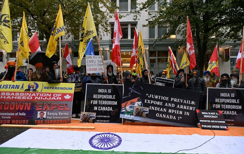 &copy; Reuters. FILE PHOTO: Demonstrators holding flags and signs protest outside India's consulate, a week after Canada's Prime Minister Justin Trudeau raised the prospect of New Delhi's involvement in the murder of Sikh separatist leader Hardeep Singh Nijjar, in Vancou
